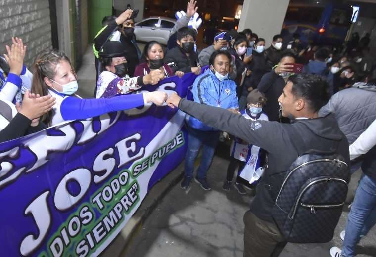Hinchas de San José apoyaron al plantel en La Paz. Hubo lágrimas. Foto: APG Noticias