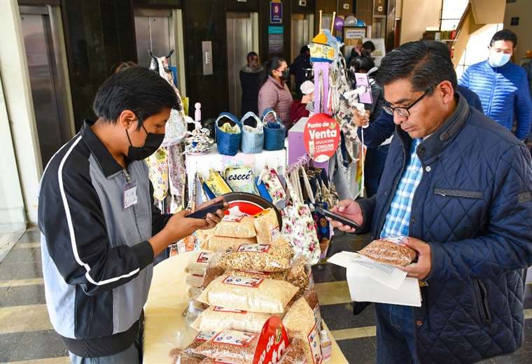 El ministro Huanca realiza compras con la aplicación. Foto: MDPyEP