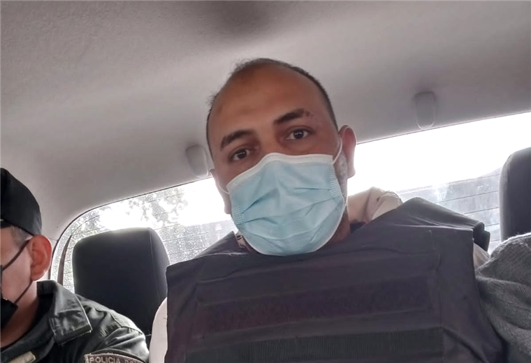 Misael Nallar, en un vehículo de la Policía rumbo a Viru Viru 