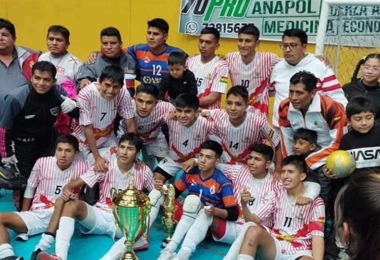 La selección de Chuquisaca con el trofeo de campeón. Foto: Internet