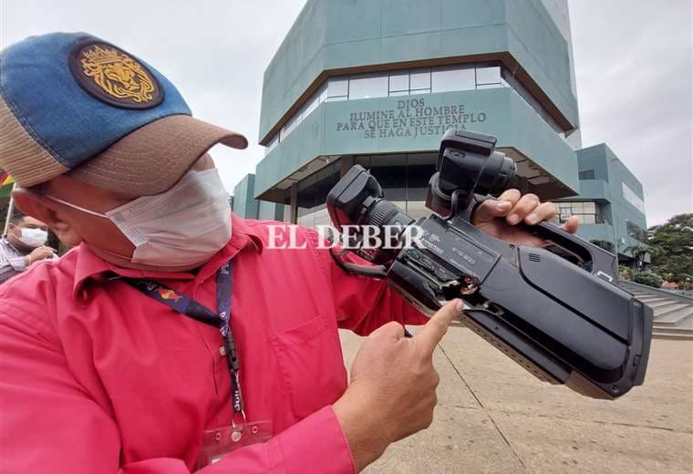 Percy Suárez muestra los daños que sufrió su instrumento de trabajo/ Foto: Jorge Ibáñez 