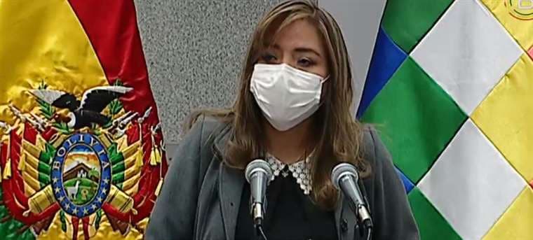 La viceministra, Gabriela Alcón en conferencia de prensa  