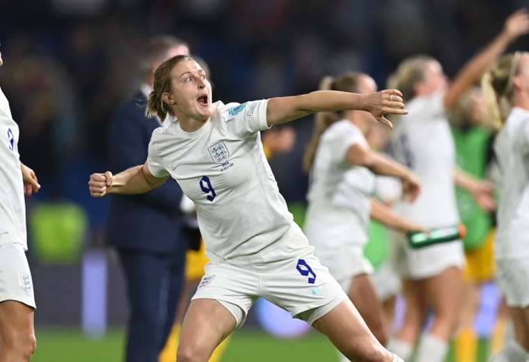 Ellen White (9) celebra junto a sus compañeras la victoria de Inglaterra. Foto: AFP