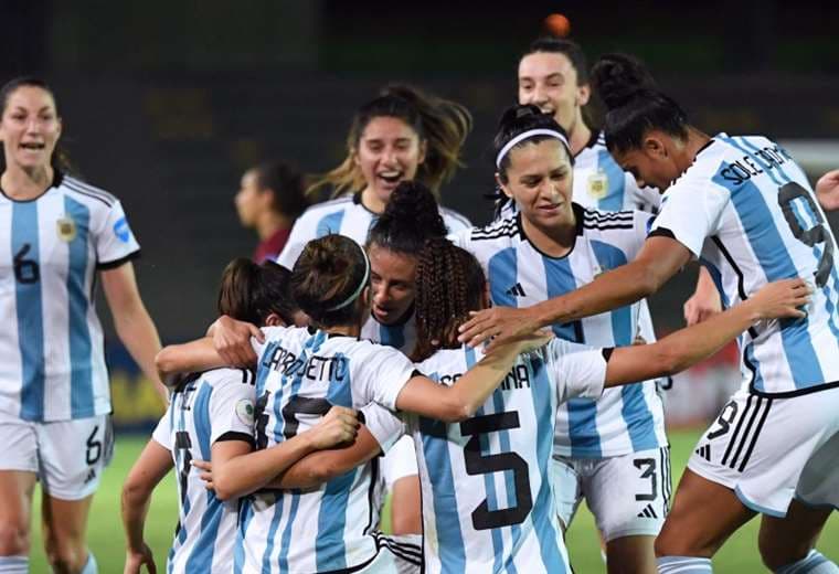 Las argentinas celebran el gol marcador por Florencia Bonsegundo. Foto: AFP