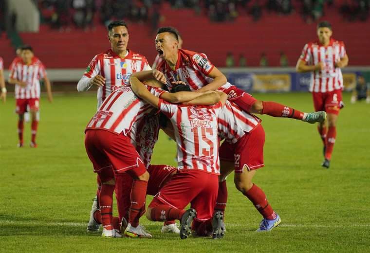 Independiente festejando la victoria ante Universitario