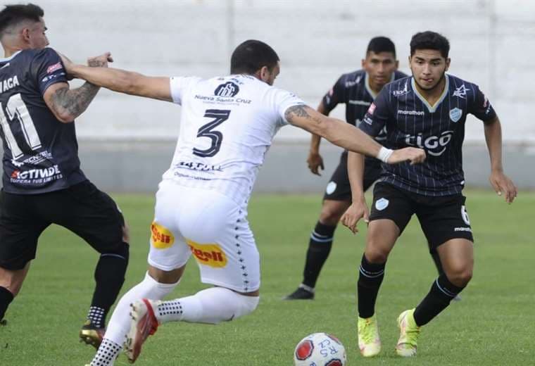 César García, de Real SC, trata de salir jugando ante la marca de Leo Vaca. Foto. APG