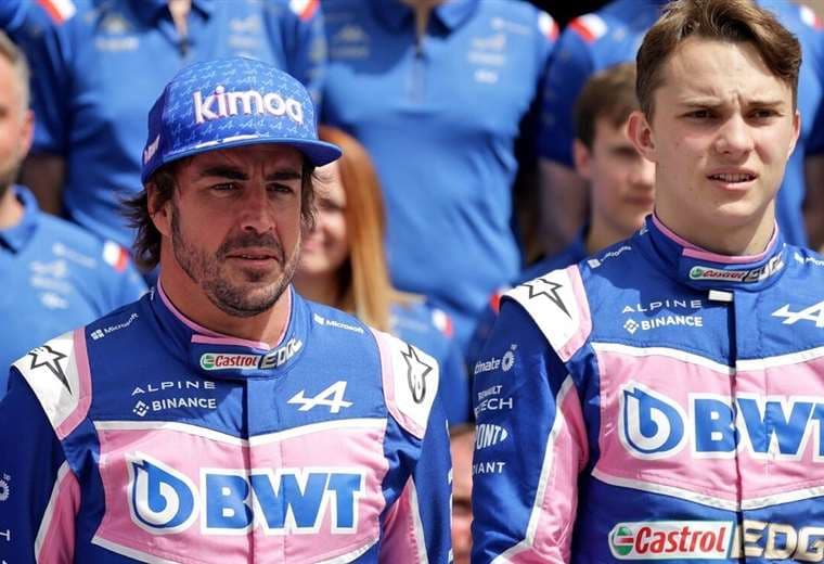 Fernando Alonso (izquierda) y Oscar Piastri (derecha) en la foto de familia de Alpine