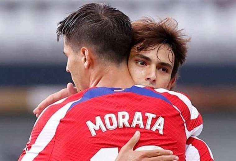Joao Félix felicita al español Álvaro Morata por su triplete. Foto: AFP