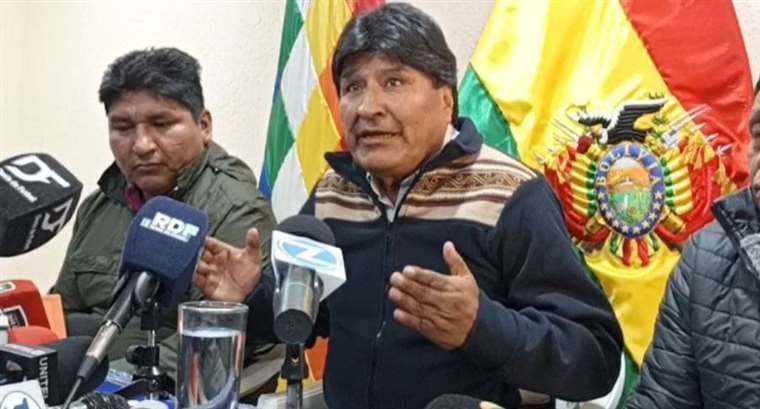 Hay algunos futbolistas “que por debajo negocian”, dijo Evo Morales