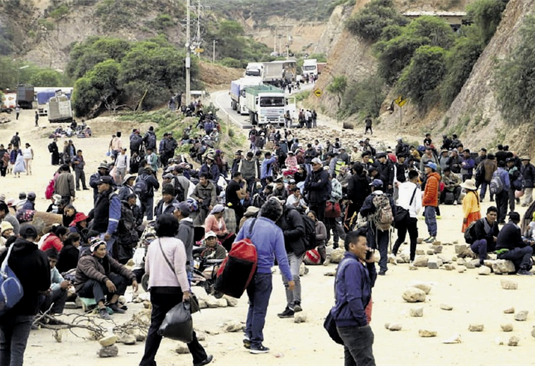 Masistas seguidores de Evo Morales bloquean la ruta a Cochabamba 