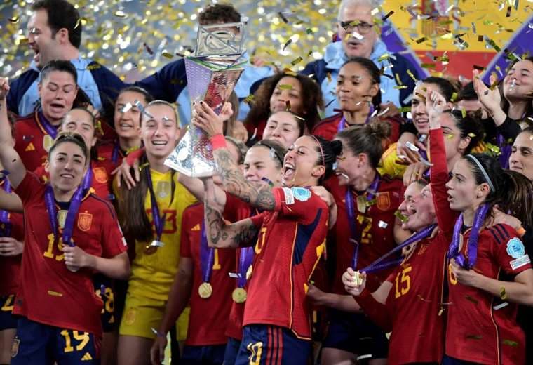 Celebración de las jugadoras españolas luego de la premiación. Foto: AFP