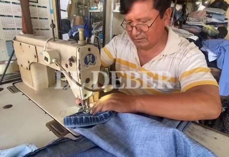 Alejandro Mamani realiza todo tipo de arreglos de costura en el mercado 4 de noviembre