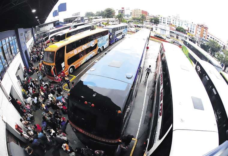Decenas de autobuses salieron ayer desde Santa Cruz. Foto: Jorge Gutiérrez