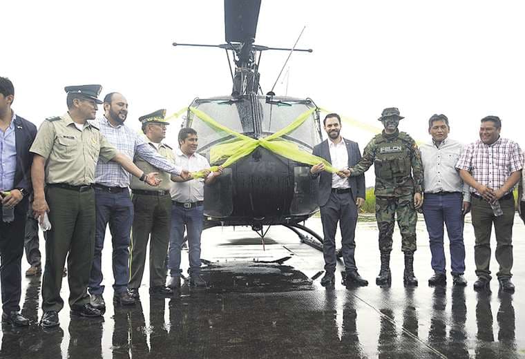 Del Castillo con un helicóptero UH-1 reparado con apoyo internacional. Foto: Gobierno