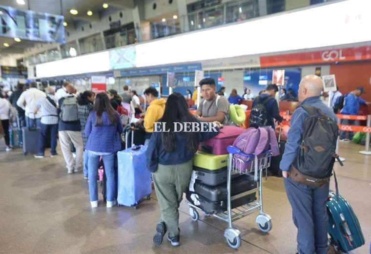 Pasajeros de vuelos internacionales durmieron en el aeropuerto. Foto: Fuad Landívar