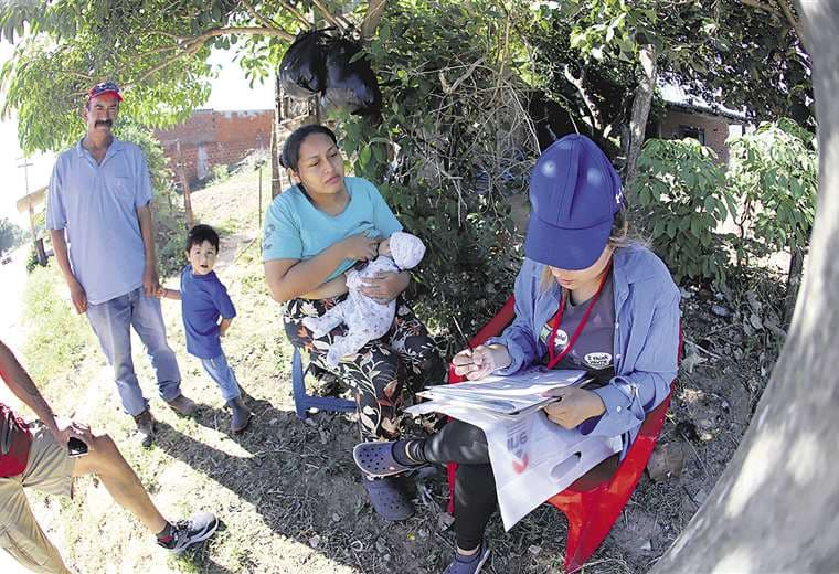 Una voluntaria toma los datos de una familia en Santa Cruz