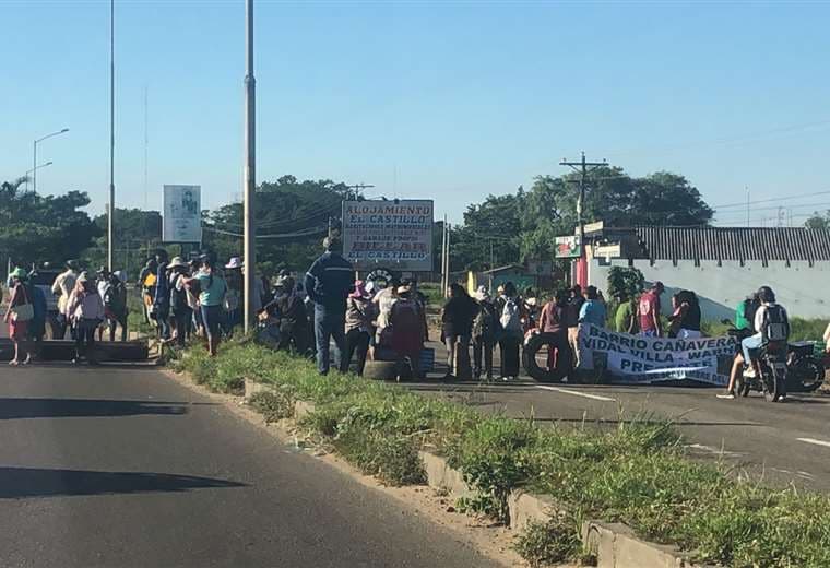 Vecinos de Warnes bloquean la carretera al Norte de Santa Cruz exigiendo pavimento