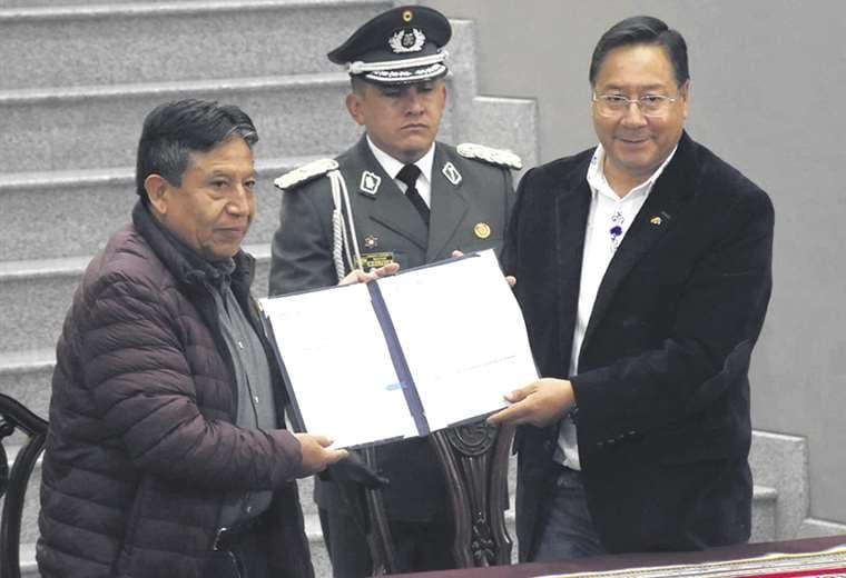 El vicepresidente Choquehuanca recibe de manos del presidente Luis Arce el anteproyecto 
