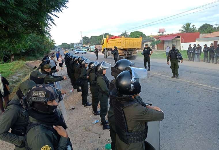 Policía impide instalar bloqueo de ruta en El Torno, pero en Abapó la medida persiste 