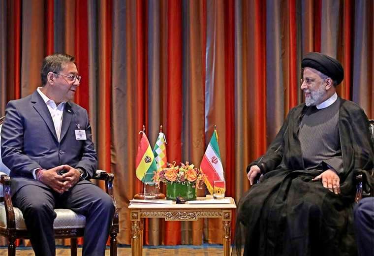 Arce y el presidente de Irán en una reunión en Argelia. Foto: ABI