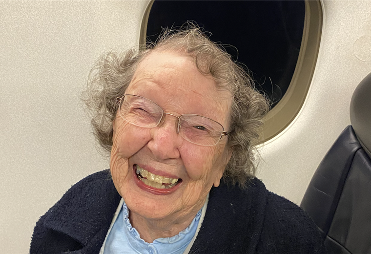 La mujer de 101 años que una aerolínea confunde constantemente por una bebé
