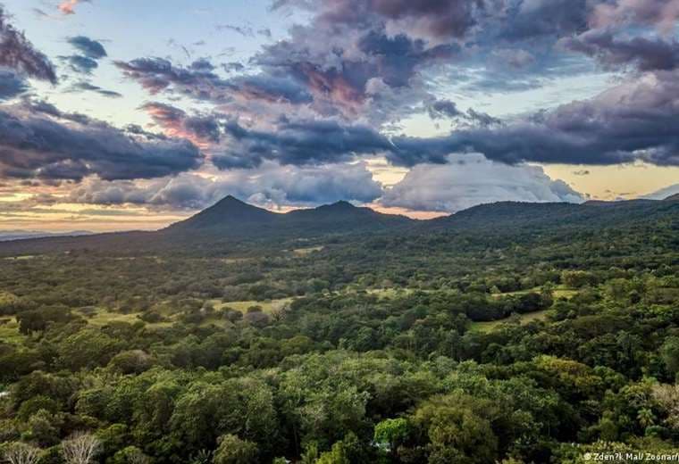 Costa Rica vigila volcán ante aumento de sismicidad