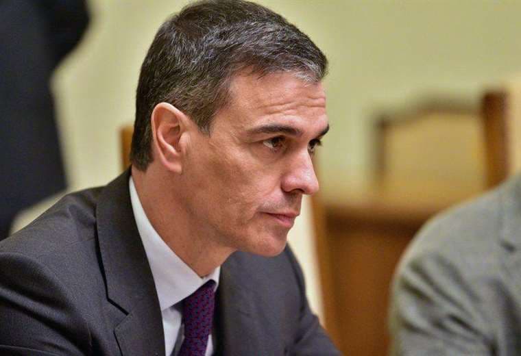 El presidente del gobierno español, Pedro Sánchez, anuncia que no dimitirá tras las acusaciones contra su esposa 