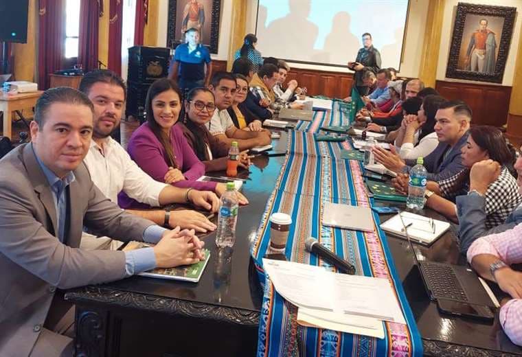 Piso Firme: se inicia la reunión en Cochabamba sin la presencia de los gobernadores
