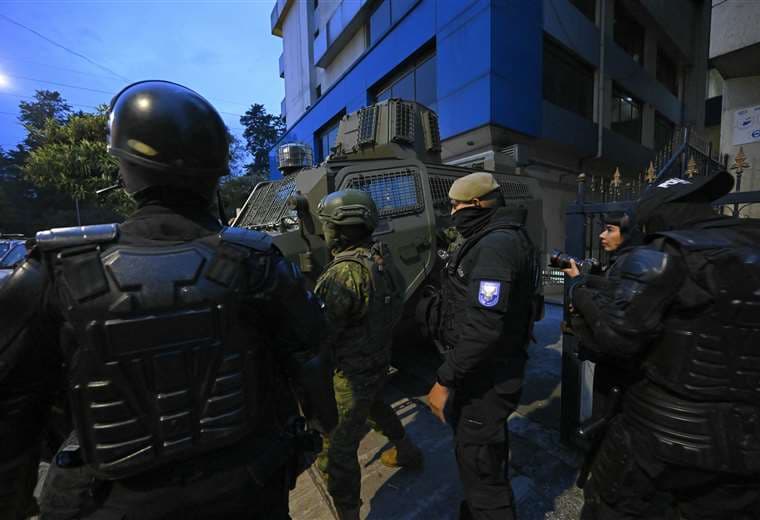 Bolivia "condena enérgicamente" acciones de Ecuador en la embajada de México en Quito