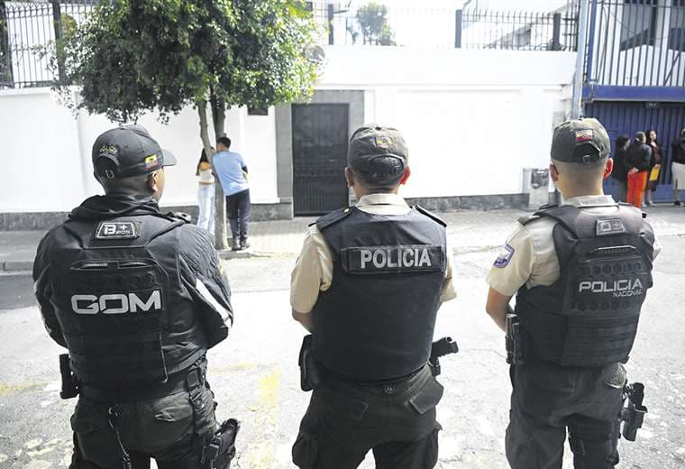 Policías ecuatorianos vigilan el ingreso de la embajada de México en Quito. Foto: AFP